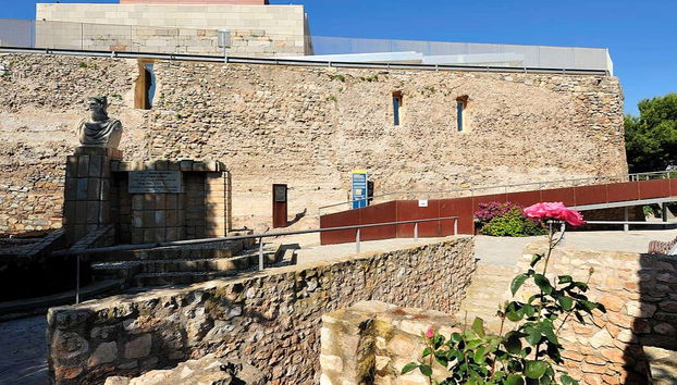 Entrada al Teatro Romano, Foro y castillo de la Concepción - Foto 4